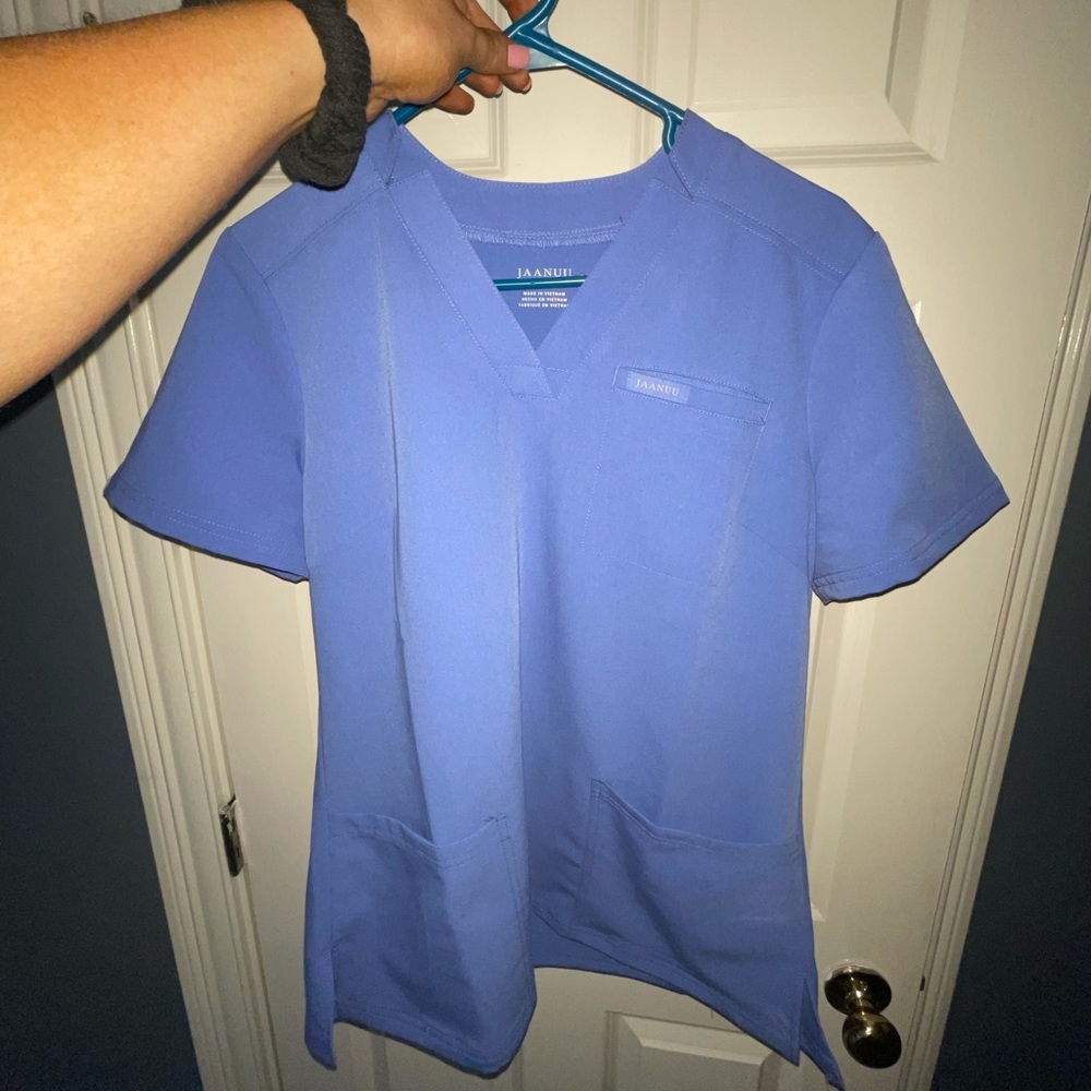 Women’s relaxed 3 pocket scrub top